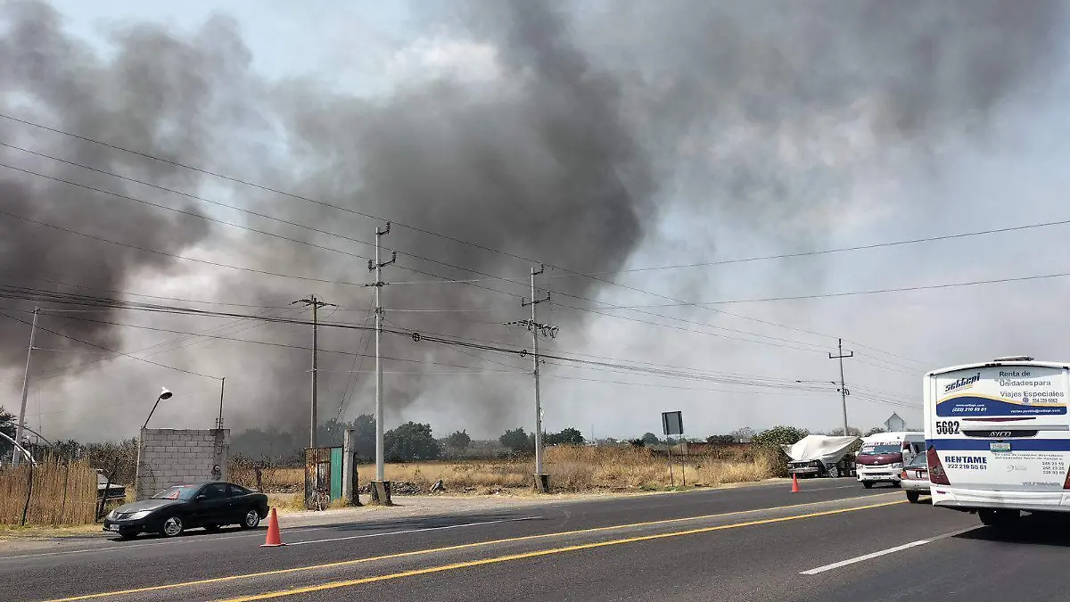 Incendio en deshuesadero moviliza cuerpos de emergencia en Huaquechula